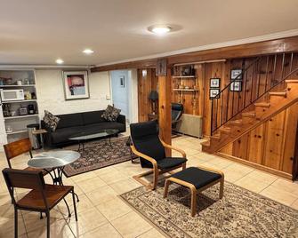 First Floor One Bedroom Apartment with Full Kitchen & Bath - 华盛顿 - 客厅