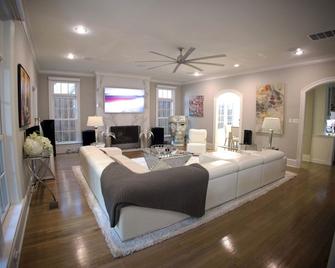 Highland Park Mansion on Beverly Drive, 1080 feet from SMU’s stadium! - 达拉斯 - 客厅