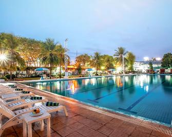 泗水套房酒店 - 由群岛酒店技术提供 - 泗水 - 游泳池