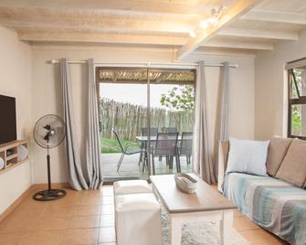 自然华丽自助式小屋酒店 - 内尔斯普雷特 - 客厅