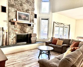 Gorgeous Chateau/House on 1.5 acres - in Annandale Center/ mins to Washington DC - Annandale - 客厅