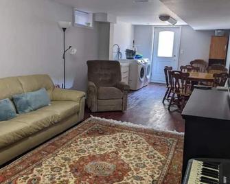 Full house - 5 bed, 2 bath - 温莎 - 客厅