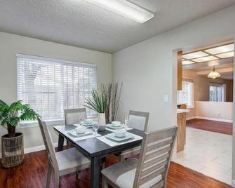 Looking For A Vacation? Here You Go! Terrific Family Home With 4 Spacious Bed!! - 萨克拉门托 - 餐厅