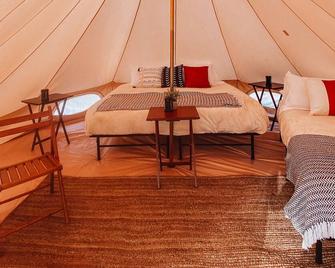 Family Tent w/ Shared Bathroom - Beauty awaits you just past the red cliffs. - 特洛匹克 - 睡房