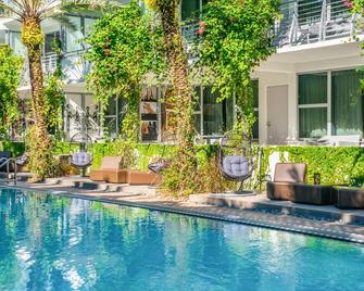 国际酒店海滨度假村 - 仅供成人入住 - 迈阿密海滩 - 游泳池