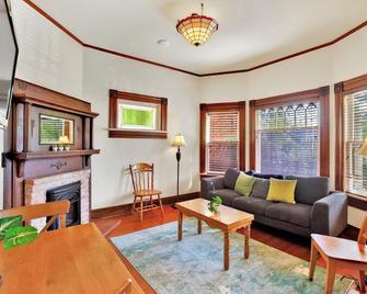 Beautifully Restored Downtown Victorian - 圣地亚哥 - 客厅