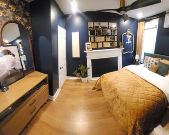 Modern Retro Hun Suite- Hampden 1 Br/1 Bth-On The Avenue - Near Jhu/ Downtown - 巴尔的摩 - 睡房