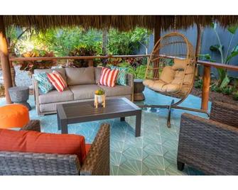 Villa Tropical - Your private Miami Resort with a heated pool - 北迈阿密 - 露台
