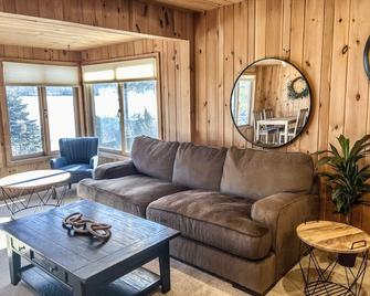 Lake George Waterfront with Dock Space, fire pit and game room! - 泰孔德罗加 - 客厅