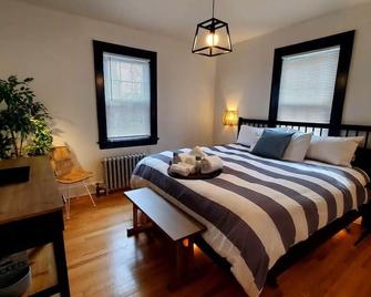 The Blue Sapphire 2BR 2 King beds & ample backyard - 布里奇波特 - 睡房