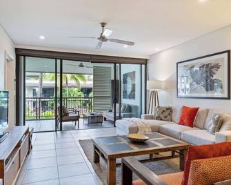 Devine Rooftop Penthouse at Temple Resort - 道格拉斯港 - 客厅