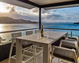 Villa 16 The Edge - Waterfront, Golf Buggy and Sea Views - 汉米尔顿岛 - 阳台