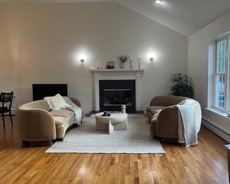 Cozy Beautiful Pondside Luxurious Retreat - Monroe - 客厅