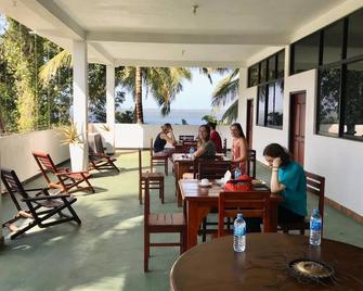 Seren property with lagoonview, closer to the airport 15min city center & beach. - 尼甘布 - 餐馆