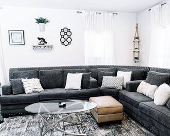 Beautiful 3br/2b Midtown Sac, Airport, Golden1 Center - 萨克拉门托 - 客厅