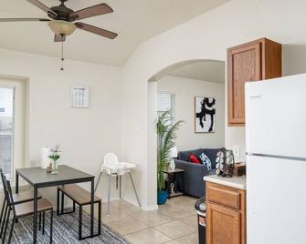 Glorious 3 bedroom home/Near Randolph AFB/No stairs. - 圣安东尼奥 - 餐馆