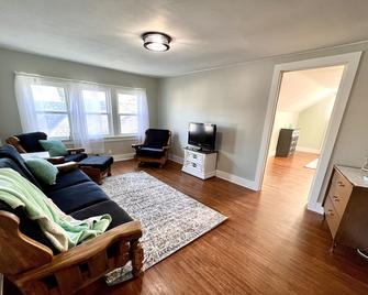 Updated 1 Bedroom that allows pets - perfect for healthcare travelers - 诺福克 - 客厅