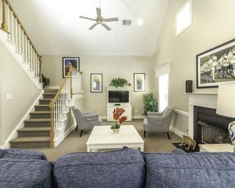 2 bedroom within minutes of all Williamsburg has to offer! - 威廉斯堡 - 客厅