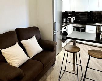 Delightful City Centre Studio Clarendon Apartment - Grand Central House - 直布罗陀 - 客厅