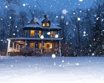 Belleayre Purple Victorian Vacation Home\n\n - 派恩希尔(纽约州) - 建筑