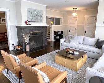 Hilltop House: Great Location, New Furniture! - 西雅图 - 客厅