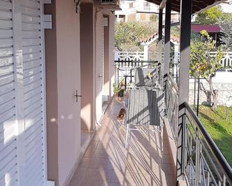 Lovely Appartment Under The Rocks - 卡兰巴卡 - 阳台
