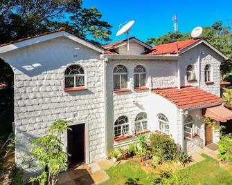 Secluded Renovated Guest Wing 1.3km from Sam Levy Village - 哈拉雷 - 建筑