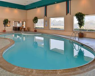 圣克劳德美国最佳价值套房旅馆 - 圣克劳德 - 游泳池