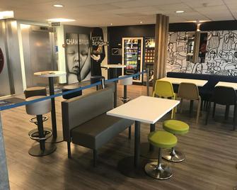 弗雷瑞斯圣拉斐尔中心海滩宜必思经济酒店 - 弗雷瑞斯 - 餐馆