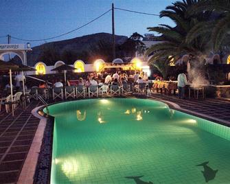 卡弗罗斯酒店 - 卡马利 - 游泳池