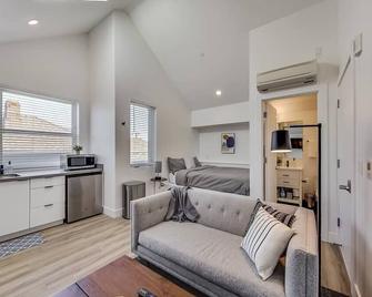Studio Suite in West Oak - Near Downtown - 奥克兰 - 客厅