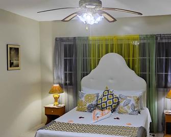 Lee's Place \' Your Home Away From Home\' - 蒙特哥贝 - 睡房