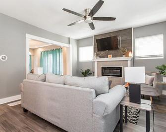 Insta-Worthy Midtown Private 3 Bedroom Home - 堪萨斯城 - 客厅