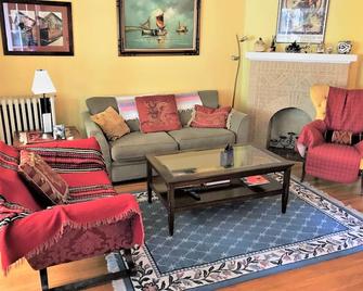 Artsy Homey Rowhouse, 3bdrm & office, quiet urban area, free parking, fast WiFi - 巴尔的摩 - 客厅