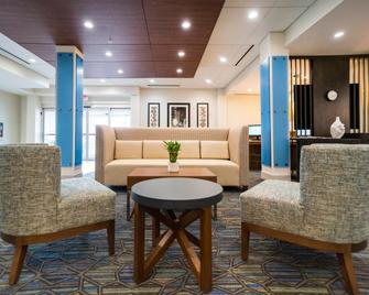 南黑文中央 - 曼非斯智选假日套房酒店 - IHG 旗下酒店 - 绍斯黑文 - 休息厅