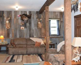 Rut & Strut Ranch - 35 minutes from Mark Twain Lake! Quiet Cabin in the woods - Thompson - 客厅