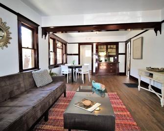 Classic California Craftsman House - Private Yard - 长滩 - 客厅