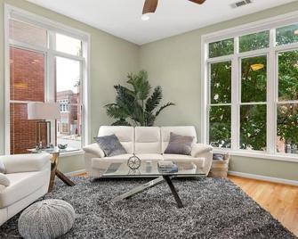 Warehouse District Modern Condo with Private Garage - 罗利 - 客厅