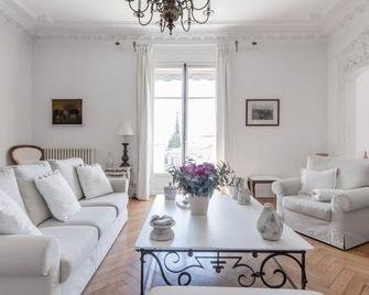 Villa Lotus Penthouse by iVillamia com - 尼斯 - 客厅