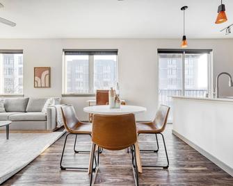 Upscale Ballard 2BR w/ Gym & Yoga, close to Farmers Market, by Blueground - 西雅图 - 餐厅