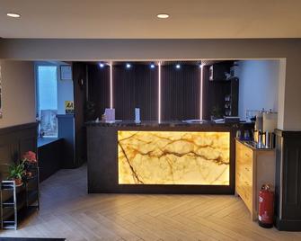 盖特威克白宫酒店 - 霍利 - 柜台