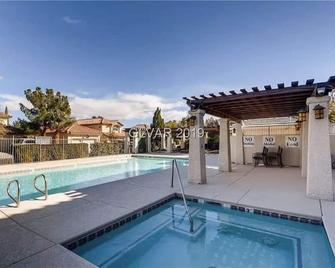 Serene Summerlin North Home in a Gated Community - 拉斯维加斯 - 游泳池