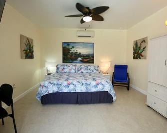 Fantasy Island Inn - Poolside King Room 2 - 威尔顿马诺斯 - 睡房