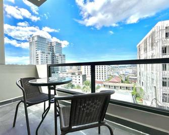 Sky Hotel 西哈努克市 - 西哈努克市 - 阳台