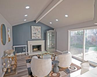 Remodeled home 10 minutes from DOCO - 萨克拉门托 - 客厅