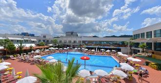 特斯泰拉酒店 - 地拉那 - 游泳池