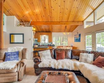 Cozy Groveland Chalet Near Yosemite! - 格罗夫兰 - 客厅