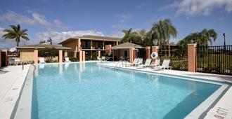佛罗里达收费公路 I-95 美洲贝斯特维佑酒店 - 皮尔斯堡 - 游泳池