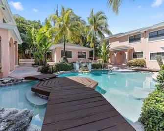 Newly Furnished 2 Bedrooms, Walking Distance To Atlantis! - 拿骚 - 游泳池