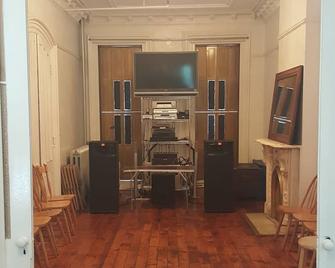Bedroom # 3 With An Event Space And Back Porch - 布鲁克林 - 客房设施